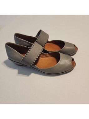 Gentle Souls by Kenneth Cole Liberty leather shoes sz 10 M Peep toe Wedges